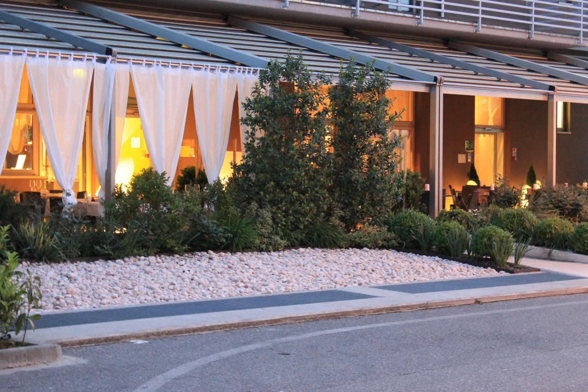 Eq Hotel Travagliato エクステリア 写真